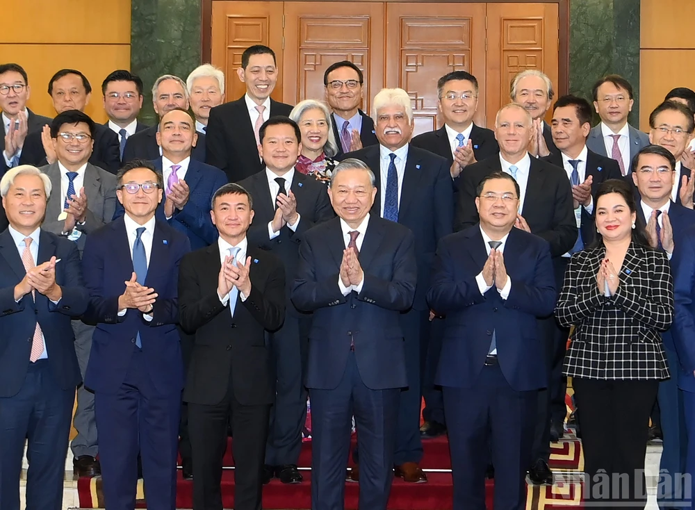 bo-chinh-tri-co-nghi-quyet-moi-ve-phat-trien-kinh-te-co-von-dau-tu-nuoc-ngoai.jpg