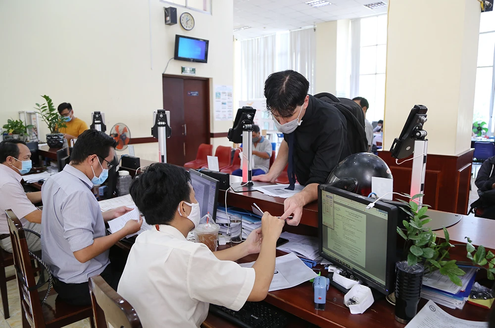 Đối với công chức ngạch chuyên viên cao cấp và tương đương, Bộ Nội vụ đề xuất phải có chứng chỉ bồi dưỡng kiến thức, kỹ năng quản lý nhà nước, hoặc có bằng cao cấp lý luận chính trị - hành chính. Ảnh: HOÀNG GIANG