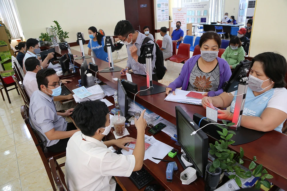 Từ ngày 1-1-2023, người dân khi đi làm thủ tục không còn phải xuất trình sổ hộ khẩu