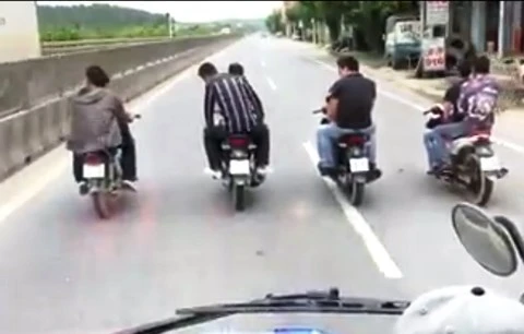 Nhóm thanh niên đầu trần dàn hàng ngang trên quốc lộ 1A ảnh 1