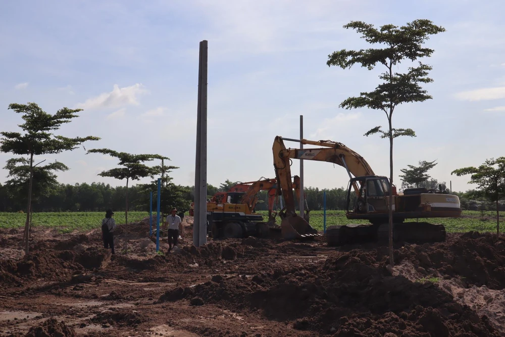 Cưỡng chế đường xây dựng trái phép trên dự án ma của Alibaba ảnh 1