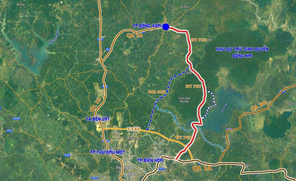 Sơ đồ phương án 1, tuyến đi qua vùng lõi Khu dự trữ sinh quyển Đồng Nai (đường màu đỏ). Đồ họa: VÕ NGUYÊN
