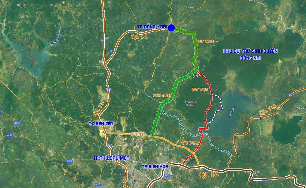 Sơ đồ phương án 2, tuyến qua vùng đệm và kết nối vào đường Vành đai 4 (đường màu xanh lá). Đồ hoạ: VÕ NGUYÊN