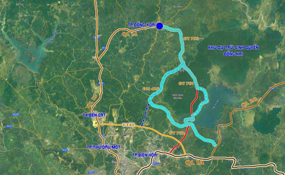 Sơ đồ phương án 4: Tuyến qua vùng lõi phục vụ du lịch, tuyến qua vùng đệm phục vụ vận tải (đường màu xanh dương). Đồ hoạ: VÕ NGUYÊN