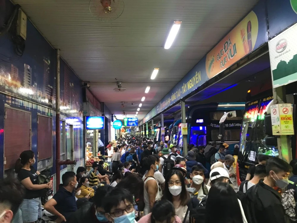 Càng về tối, lượng khách đổ về càng đông đúc, nhiều khu vực tại bến có hiện tượng chen lấn.