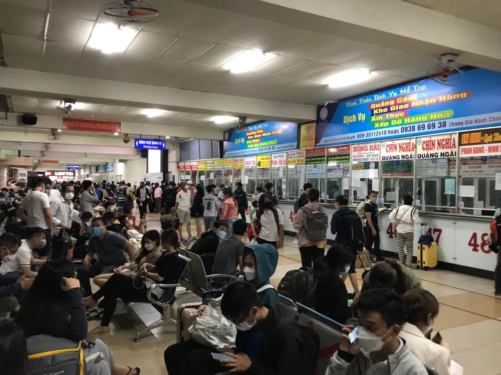 Nhiều chuyến xe chưa quay tài về kịp, hành khách phải ngồi chờ dù đã qua giờ khởi hành theo vé đặt.