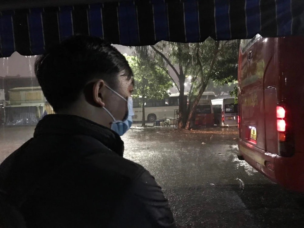 Nhiều hành khách tỏ ra mệt mỏi với đoạn đường từ nhà ra bến xe trong khi trời mưa tầm tã.