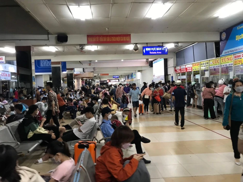 Theo ghi nhận của PV, khoảng 17 giờ, bến xe miền Đông khá đông khách, nhiều người xếp hàng để lấy vé đã đặt trước.