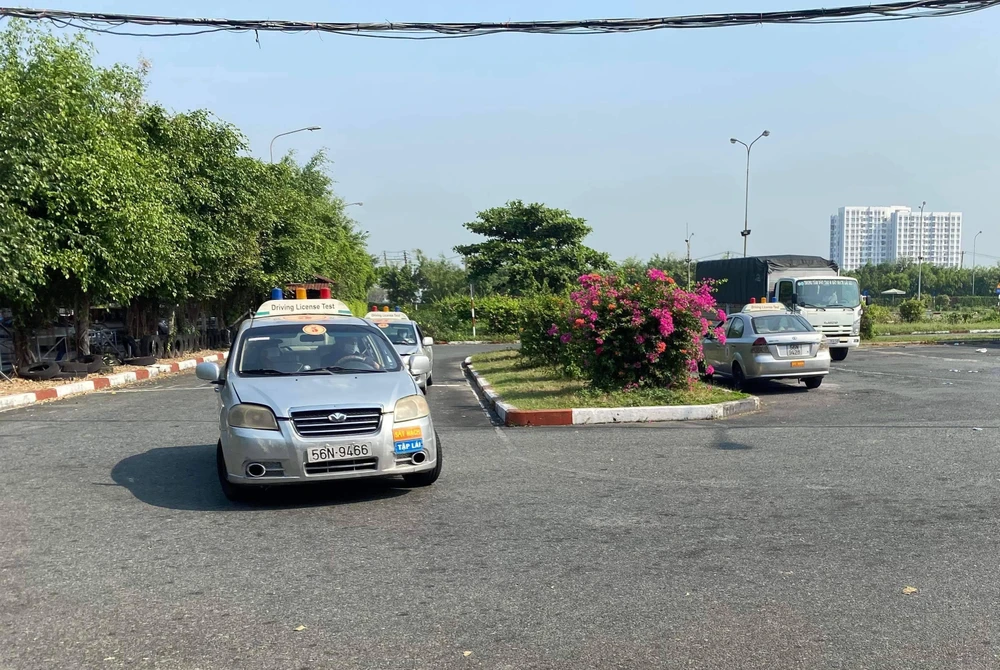 Theo Chủ tịch Hiệp hội Vận tải ô tô Việt Nam, thực tế chữ “trung tâm” đủ tiêu chí phân định, nhận diện rõ là một trong ba mô hình (trung tâm, trung cấp và cao đẳng) mà Luật Giáo dục nghề nghiệp quy định. Ảnh VÕ NGUYÊN Theo Chủ tịch Hiệp hội Vận tải ô tô Việt Nam, thực tế chữ “trung tâm” đủ tiêu chí phân định, nhận diện rõ là một trong ba mô hình (trung tâm, trung cấp và cao đẳng) mà Luật Giáo dục nghề nghiệp quy định. Ảnh VÕ NGUYÊN