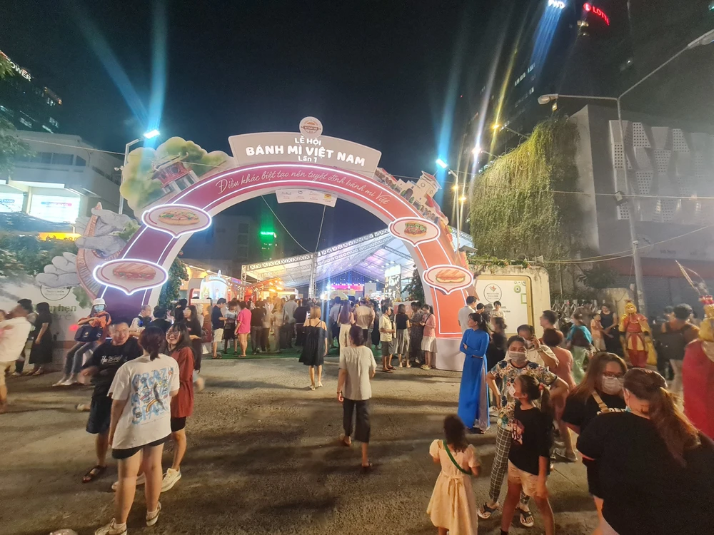 Tại TP.HCM đang diễn ra lễ hội Bánh mì và thu hút rất đông người dân, du khách. Ảnh NGUYỄN CHÂU