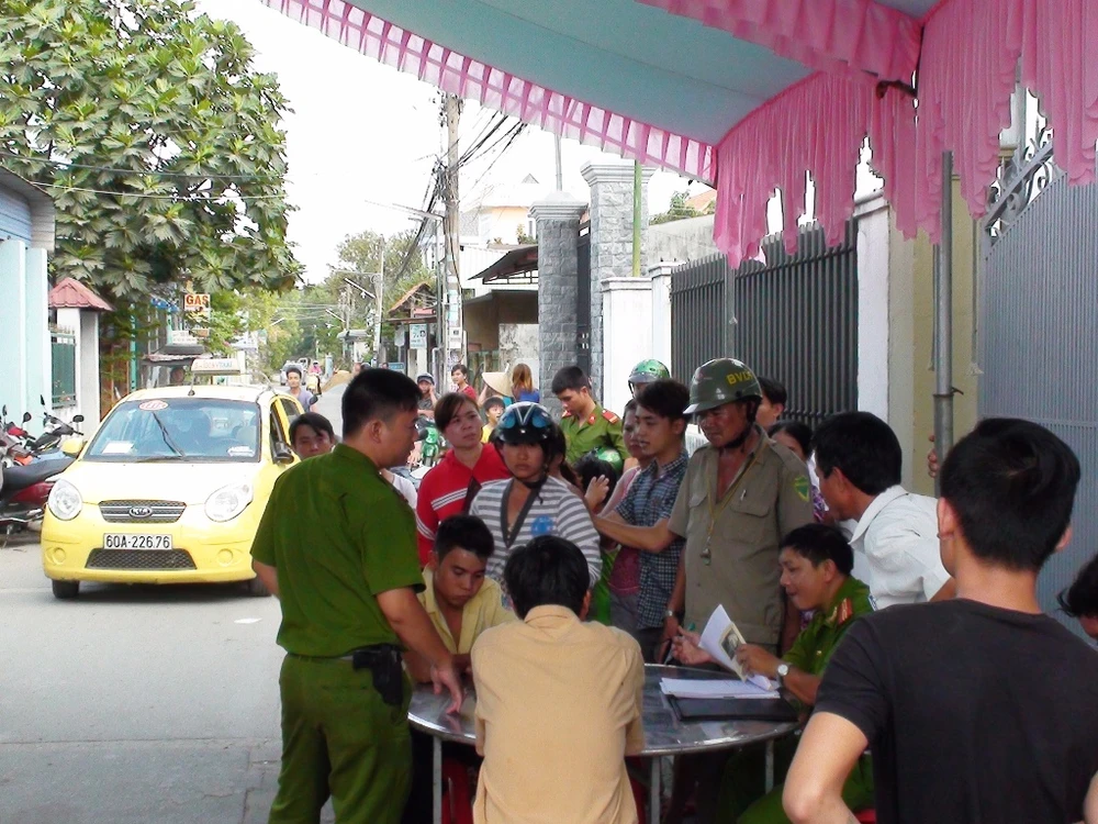 Tài xế taxi lao xe vào đám giỗ, rút dao đâm người ảnh 1