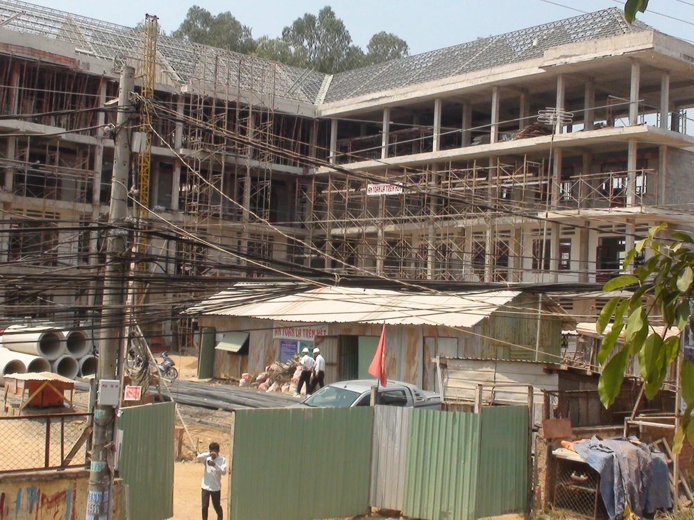 Rơi từ tầng ba xuống đất, một công nhân tử vong ảnh 1