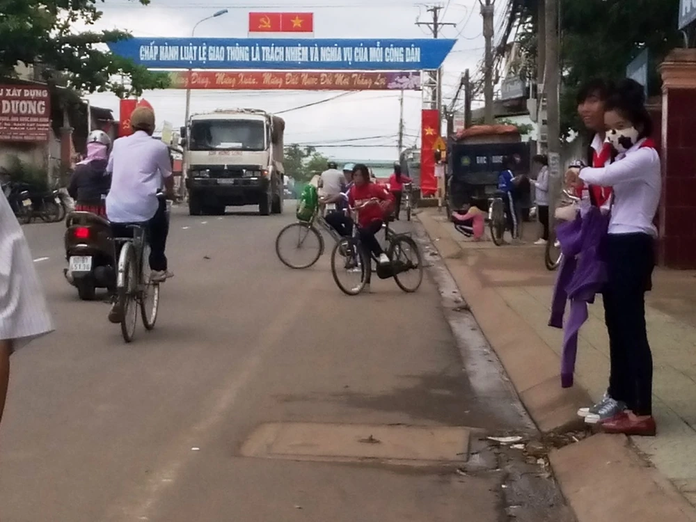 Chủ tịch xã kêu cứu cấp trên vì xe ben lộng hành ảnh 1