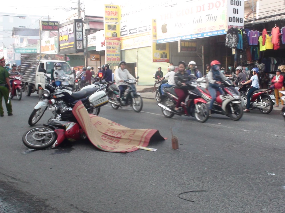 Xe đưa rước học sinh cán chết người ảnh 1