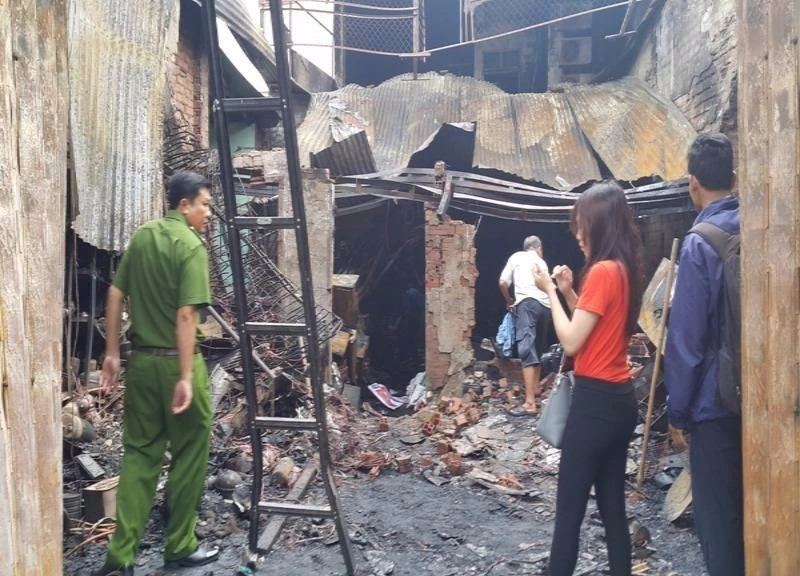 Hai chiếc xe máy được khám nghiệm kỹ