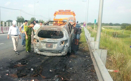 Xế hộp cháy rụi khi đang lưu thông trên đường cao tốc ảnh 2