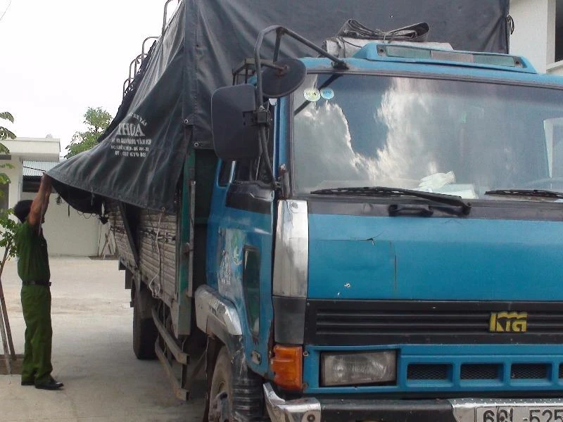 Chiếc xe tải đổ trộm chất thải