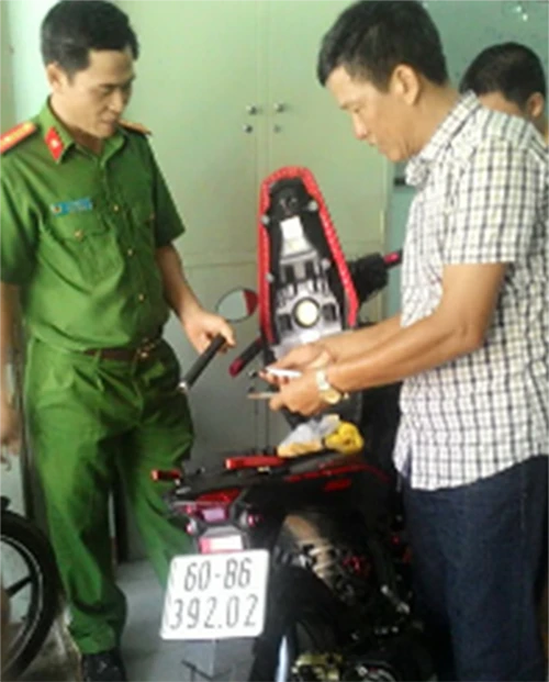 Dùng súng bắn trả công an, cướp xe giữa chợ ảnh 1