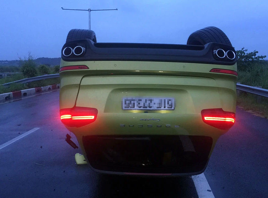 Chiếc siêu xe nằm phơi bụng trên cao tốc. Ảnh do VECE cung cấp