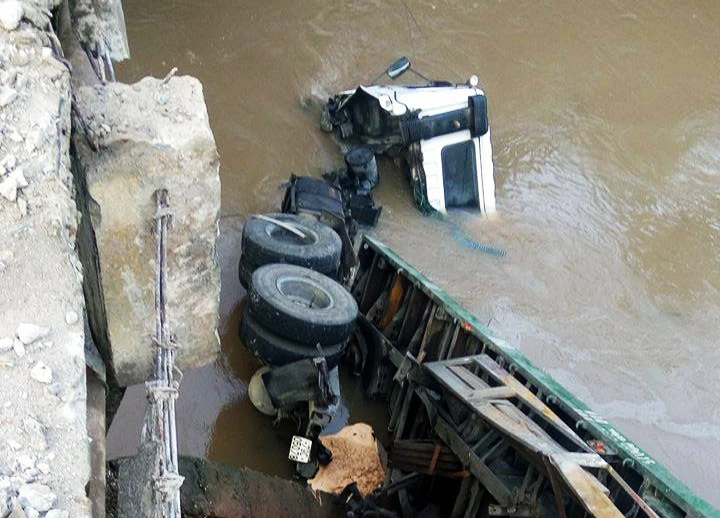 Xe đầu kéo lao xuống suối, tài xế may mắn thoát chết ảnh 1