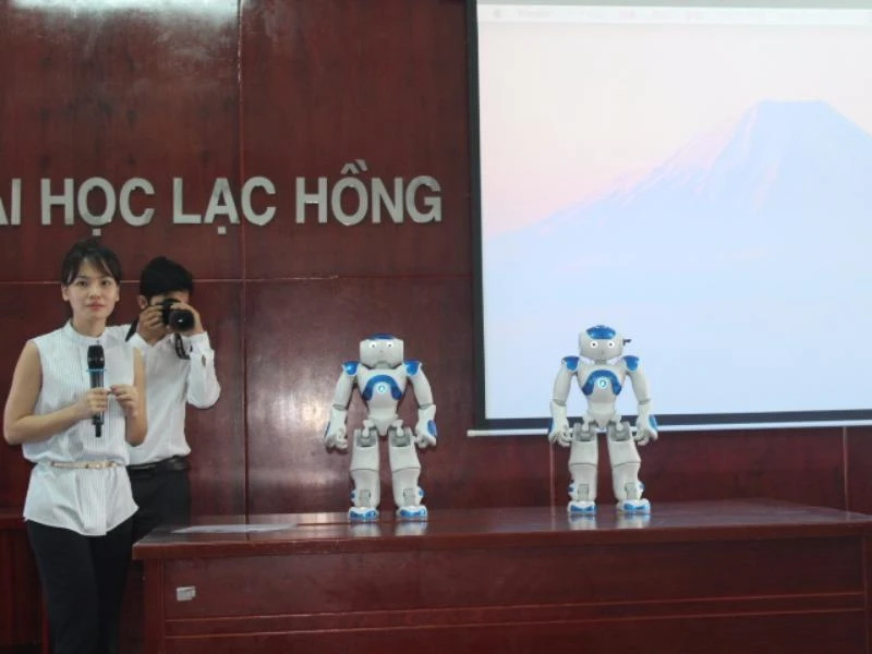 Hai Robot NAO được Trường đại học Lạc Hồng mua về. Ảnh: TIẾN DŨNG