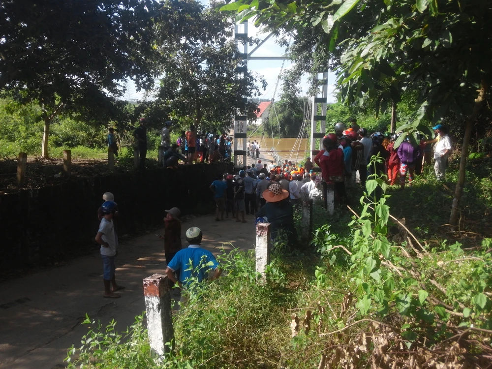 Sập cầu treo, 4 người rơi xuống sông Đồng Nai ảnh 2