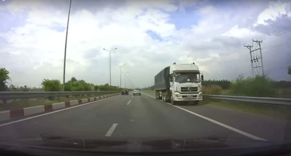 “Bóng ma” màu trắng di chuyển ngược chiều trên cao tốc ảnh 1