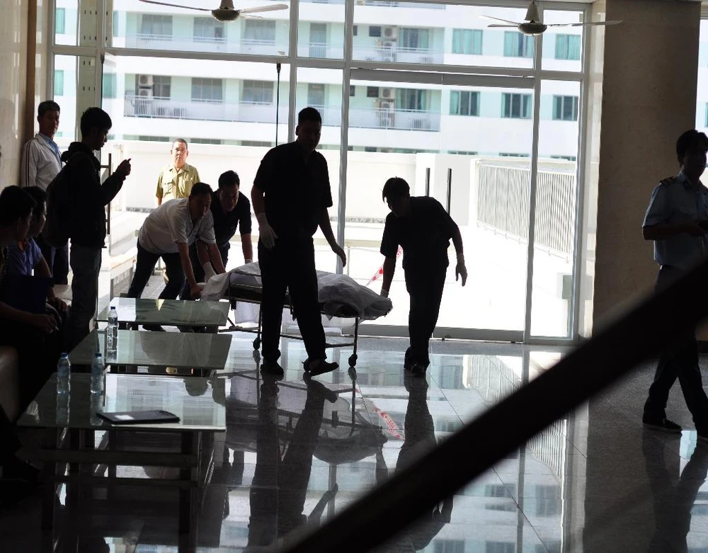 Cơ quan chức năng khám nghiệm hiện trường vụ cụ ông tử vong