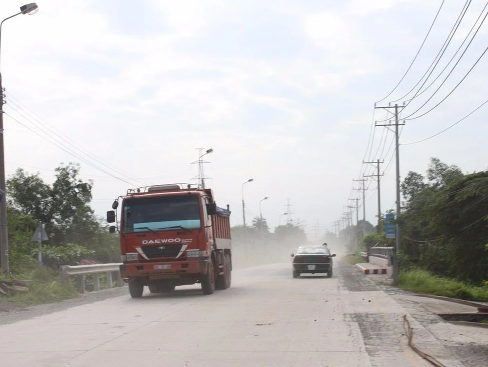 Đường 768 đoạn đi qua các mỏ đá lúc nào cũng trong tình trạng bụi mù. Ảnh: TIẾN DŨNG