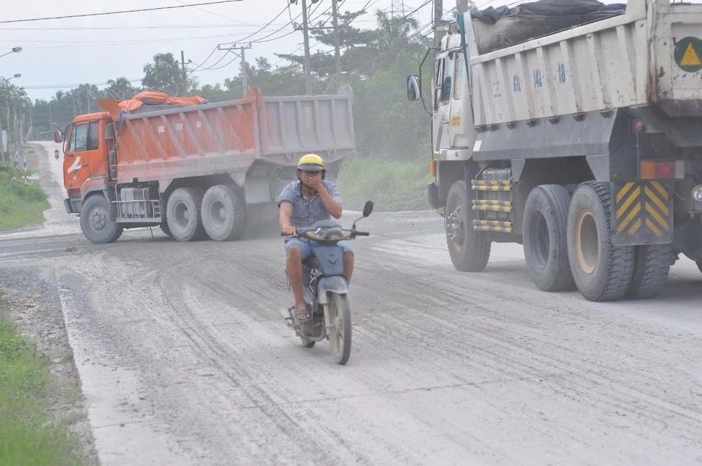 Việc vận chuyển đá ở các mỏ đá huyện Vĩnh Cửu đang gây ô nhiễm môi trường. Ảnh: TIẾN DŨNG