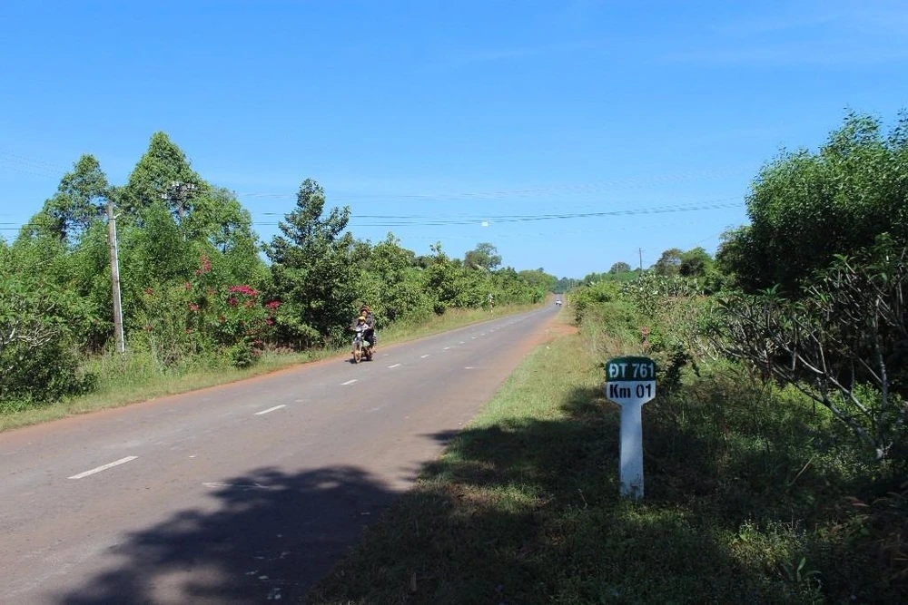 Tuyến đường nhựa ĐT 761 hiện hữu sẽ được thay thế bằng tuyến đường mới bằng sỏi. Ảnh: TIẾN DŨNG