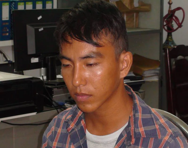 Bắt thanh niên bán roi điện hình thỏi son ở chợ Tân Mai ảnh 1