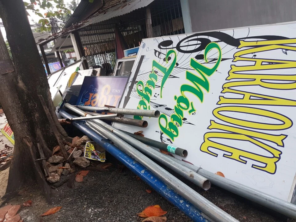 Biển hiệu của một quán nhậu trên đường Võ Thị Sáu lấn chiếm vỉa hè 