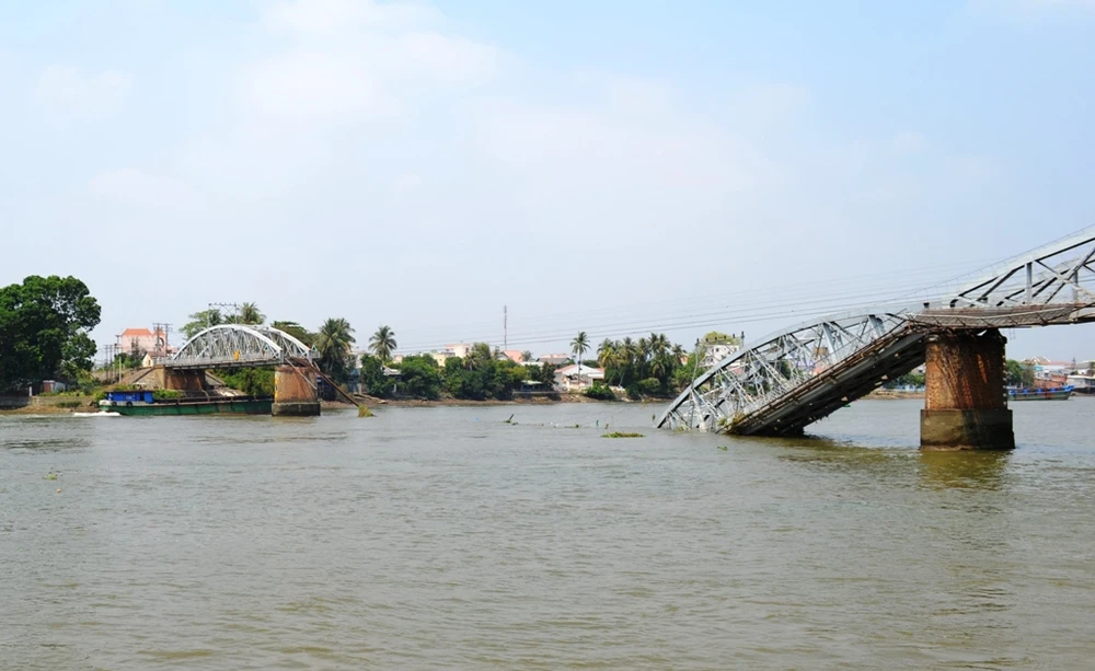 Vụ cầu Ghềnh sập: Yêu cầu bồi thường gần 9 tỉ đồng ảnh 1