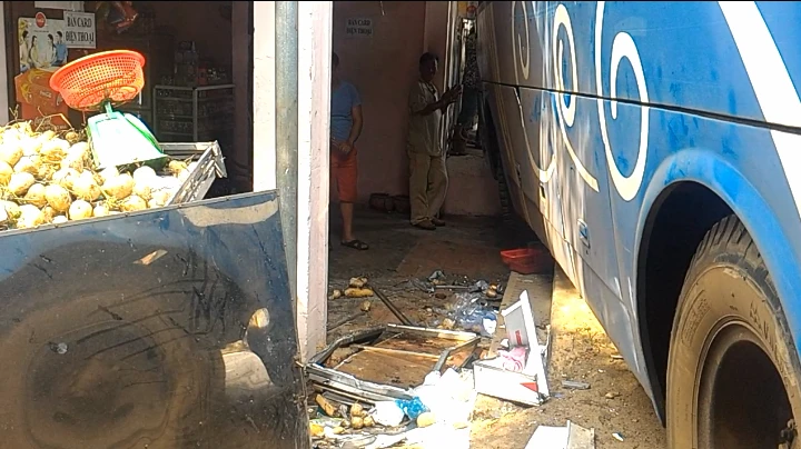  Người bán bánh mì đi cấp cứu vì cú tai nạn trời ơi ảnh 2