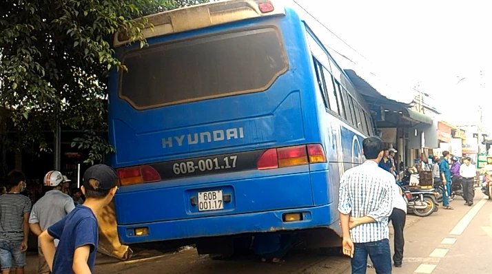  Người bán bánh mì đi cấp cứu vì cú tai nạn trời ơi ảnh 1