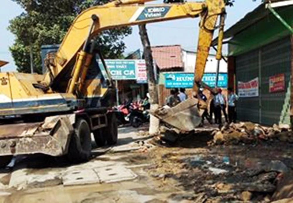 Các cơ quan chức TP.Biên Hòa đang cưỡng chế một hộ dân lấn chiếm vỉa hè. 