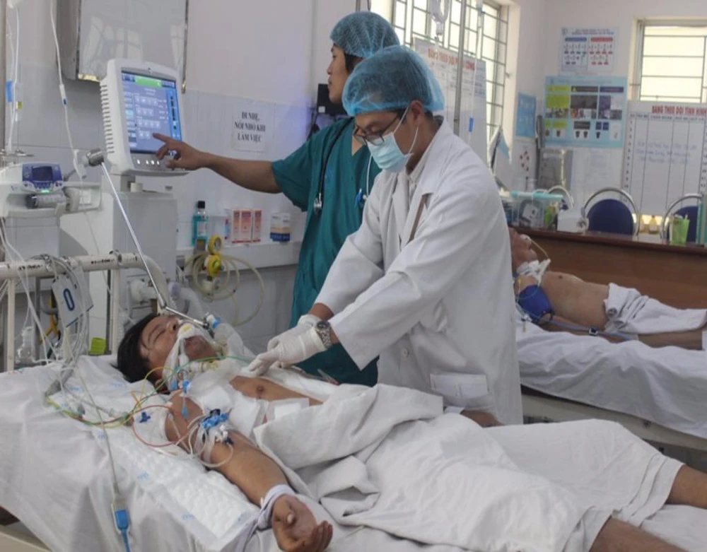 Các bác sĩ đang kiểm tra tình trạng sức khỏe cho bệnh nhân Lâm