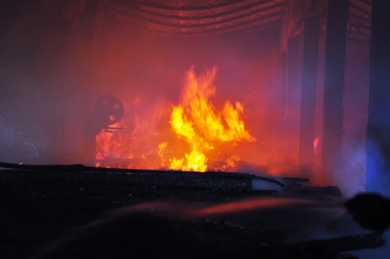 Chùm ảnh cháy xưởng gỗ lúc giữa đêm ảnh 3