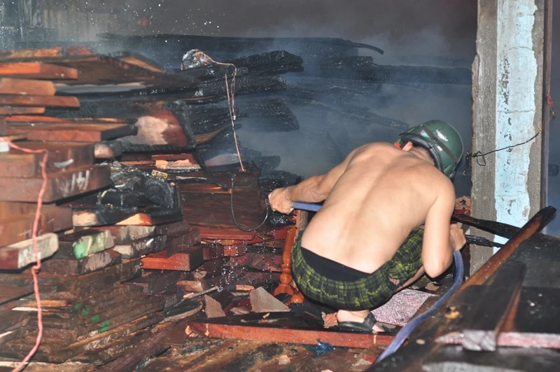 Chùm ảnh cháy xưởng gỗ lúc giữa đêm ảnh 2