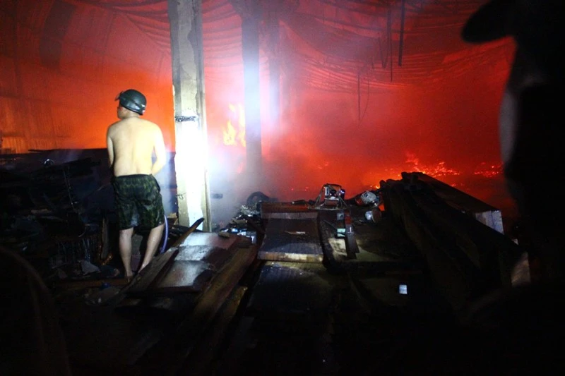 Người dân giúp xưởng gỗ bị cháy di dời giữa đêm ảnh 2