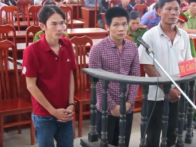 Bắn chết bò tót quý hiếm rồi xẻ thịt đem bán ảnh 1