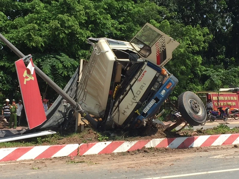 Xe máy quay đầu đột ngột, xe ben lật nghiêng ảnh 3
