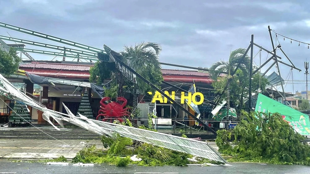 Bão số 4: Đã đổ bộ đất liền, Đà Nẵng- Quảng Nam bị bão quật tơi tả ảnh 50 Bão số 4: Đã đổ bộ đất liền, Đà Nẵng- Quảng Nam bị bão quật tơi tả ảnh 50