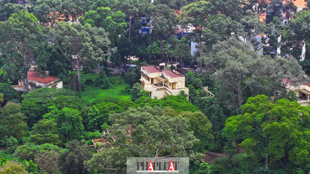 Các biệt thự được xây dựng theo kiến trúc Pháp, gồm một trệt và hai lầu. Tuy nhiên, từ năm 2017, khu đất này đã chính thức bị bỏ hoang, nhiều công trình xuống cấp nghiêm trọng. Ảnh: Nguyễn Tiến