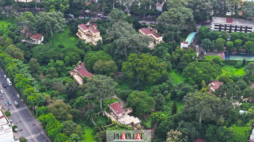 Trong khuôn viên hiện có bảy căn biệt thự được xây dựng theo kiến trúc cũ, chiếm diện tích khoảng 7.000m². Ảnh: Nguyễn Tiến