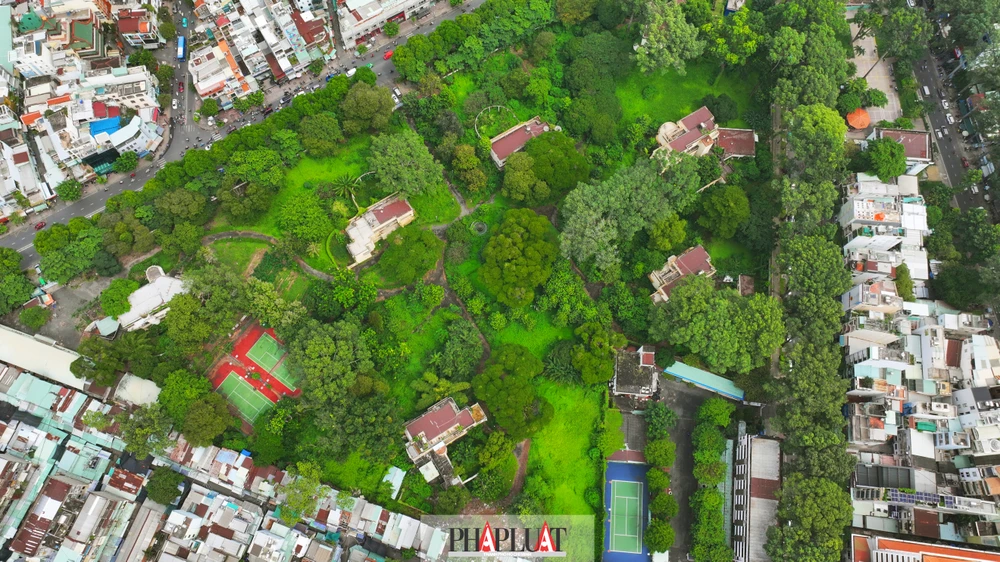 Vào năm 1975, toàn bộ khu đất đã được Bộ Ngoại giao tiếp quản. Theo hồ sơ, một biệt thự bị hư hỏng, khiến chỉ còn lại 7 căn như hiện nay. Ảnh: Nguyễn Tiến