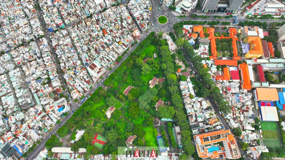 Khu đất có ba mặt tiền, nằm tại giao lộ của ba con đường lớn: Lý Thái Tổ, Hùng Vương và Trần Bình Trọng. Ảnh: Nguyễn Tiến