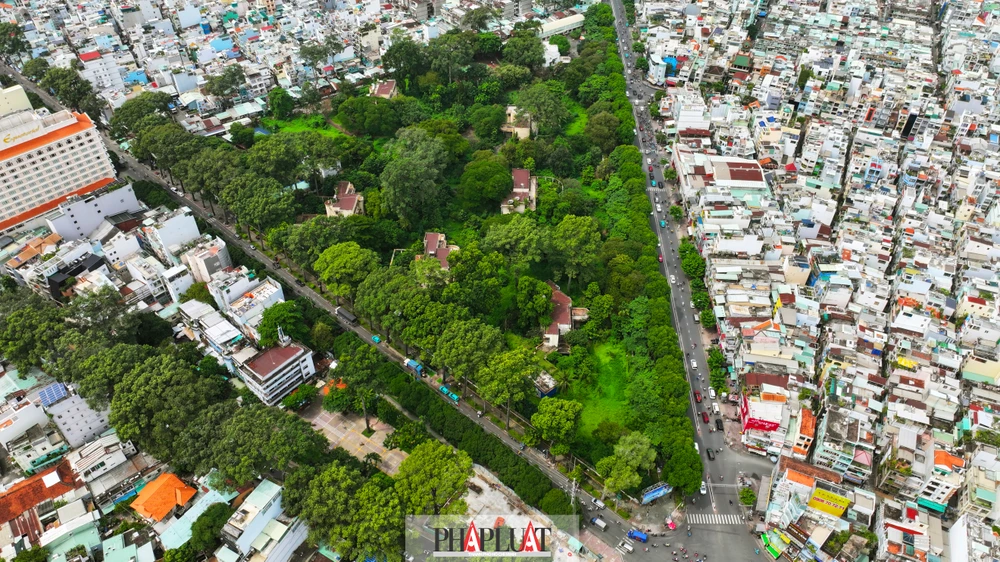 Đại diện Sở Tài chính TP.HCM cho biết khu đất này là tài sản của cơ quan Trung ương đóng trên địa bàn, cụ thể là Bộ Ngoại giao. Trước đây, tài sản này đã được đưa vào liên doanh, liên kết không đúng quy định, nhưng sau đó Bộ Ngoại giao đã hủy bỏ các liên danh, liên kết này. Ảnh: Nguyễn Tiến