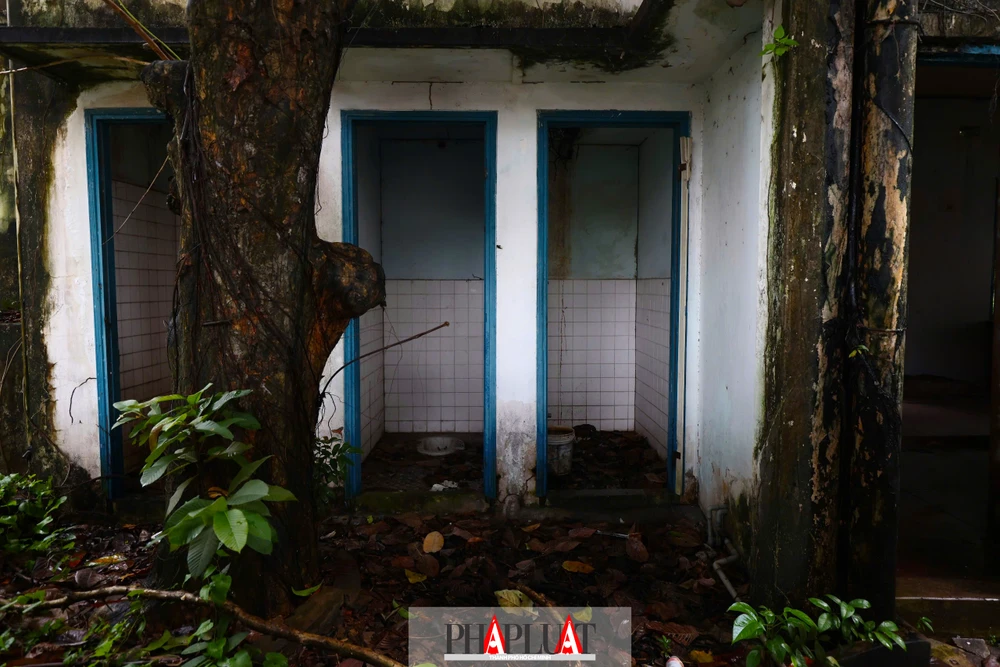 Dãy nhà vệ sinh lâu ngày không sử dụng đã xuống cấp nghiêm trọng. Ảnh: Nguyễn Tiến